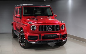 Красный внедорожник  Mercedes-AMG G 63,  2020 года в гараже