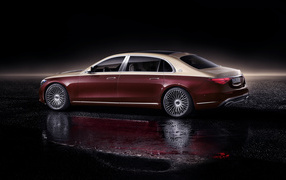 Красный автомобиль Mercedes-Maybach S 580,  2021  года на черном фоне