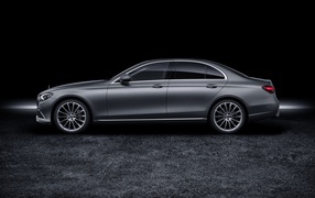 Серебристый автомобиль Mercedes-Benz E-Klasse 2020 года на черном фоне