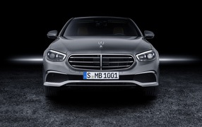 Серебристый автомобиль Mercedes-Benz E-Klasse, 2020 года вид спереди