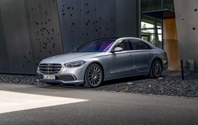 Стильный Mercedes-Benz S 400 D 4MATIC 2020 года у гаража