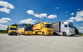 Модельный ряд автомобилей марки Mercedes-Benz на фоне голубого неба 