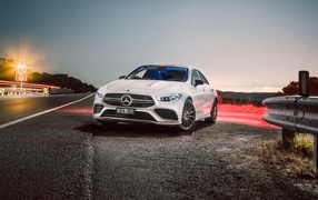 Белый автомобиль Mercedes-AMG CLA 35 4MATIC 2020 года на трассе ночью 