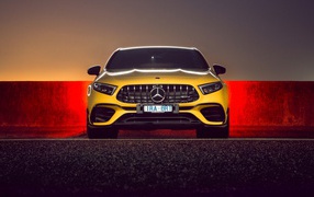 Желтый автомобиль Mercedes-AMG A 45 S,  2020 года вид спереди