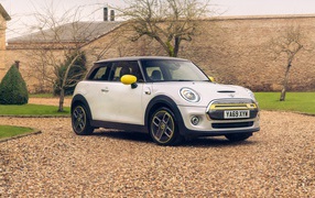 Автомобиль MINI Cooper SE Level 2 2020 года у дома