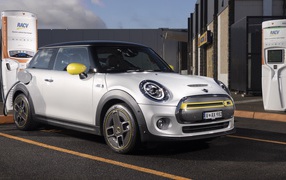 Автомобиль MINI Cooper SE 2020 года на заправке 