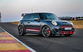 Автомобиль MINI John Cooper Works GP 2020 года на дороге