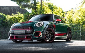 Зеленый автомобиль Manhart MINI GP F350 2020 года 