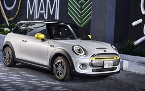 Серебристый  MINI Cooper SE, 2020 года у дома