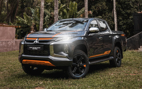 Автомобиль Mitsubishi L200 Triton Sport HPE-S Sertões 2020 года у дома