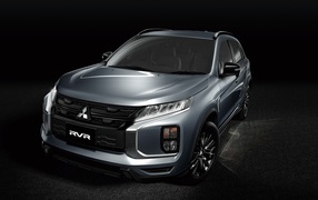 Стильный серебристый Mitsubishi RVR Black Edition 2019 года на черном фоне