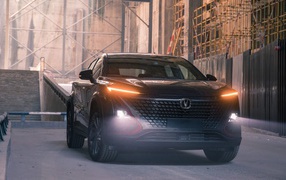 Черный автомобиль Changan UNI-T 2020 года с включенными фарами