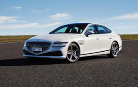 Белый автомобиль Genesis G80 3.5T AWD 2020 года на трассе