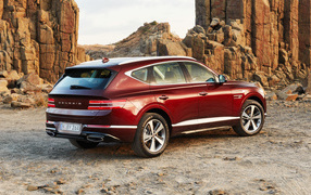 Красный автомобиль Genesis GV80 2.5T 2020 года на фоне гор