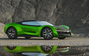 Зеленый автомобиль GFG Vision 2020 года отражается в луже
