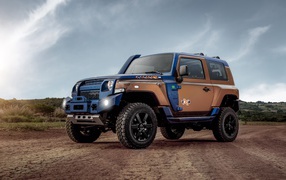 Джип Troller TX4 2020 года под голубым небом 