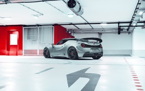 Автомобиль Pogea Racing Nemesis 2020 года а гараже