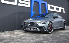 Серебристый автомобиль Posaidon GT 63 RS 830+ 2020 года у здания