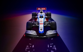 Гоночный автомобиль Williams FW43,  2020 года на синем фоне вид спереди