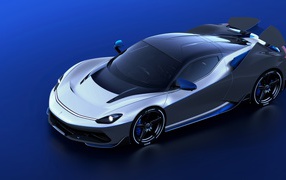 Серебристый автомобиль Pininfarina Battista Anniversario 2020 года на синем фоне