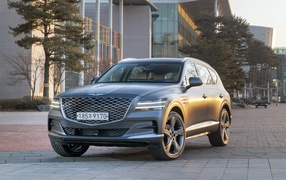 Серебристый автомобиль Genesis GV80, 2020 года
