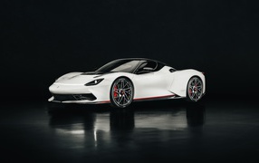 Белый спортивный автомобиль Pininfarina Battista 2020 года на черном фоне