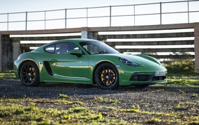 Зеленый автомобиль Porsche 718 Cayman GTS 4 2020 года