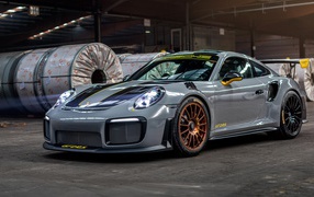 Автомобиль Porsche 911 GT2 RS 2020 года на заводе