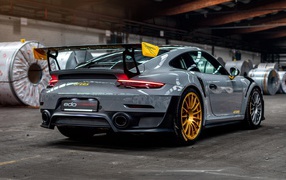 Спортивный автомобиль  Porsche 911 GT2 RS 2020 года вид сзади