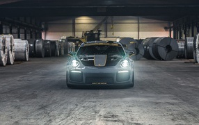 Автомобиль  Porsche 911 GT2 RS 2020 года с включенными фарами