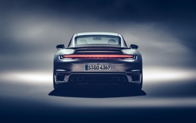 Автомобиль Porsche 911 Turbo S 2020 года вид сзади 