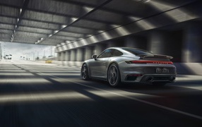 Автомобиль Porsche 911 Turbo S 2020 года в тоннеле