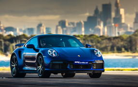 Автомобиль Porsche 911 Turbo S 2020 года на дороге