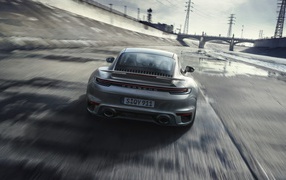Автомобиль Porsche 911 Turbo S 2020 года на трассе 