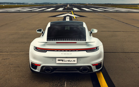 Белый автомобиль  Porsche 911 Turbo S 2020 года вид сзади