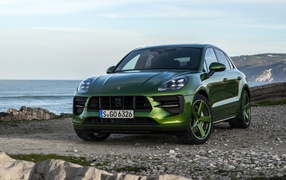 Зеленый автомобиль Porsche Macan GTS 2020 года на берегу моря
