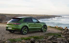 Автомобиль Porsche Macan GTS 2020 года у воды 