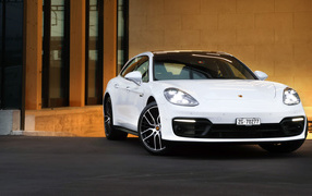 Белый автомобиль Porsche Panamera 4S E-Hybrid Sport Turismo 2020 года у дома