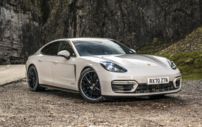 Автомобиль Porsche Panamera GTS 2020 года в горах