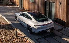Автомобиль Porsche Taycan Turbo S, 2020 года у дома
