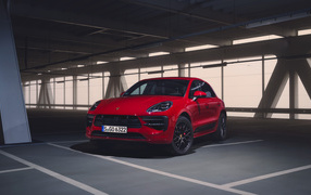 Красный внедорожник Porsche Macan GTS 2020 года 