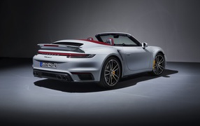 Белый автомобиль Porsche 911 Turbo S Cabriolet 2020 года вид сзади