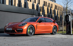 Автомобиль Porsche Panamera 4 E-Hybrid  2021 года на заправке
