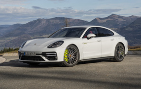 Автомобиль Porsche Panamera Turbo S E-Hybrid 2021 года на фоне гор