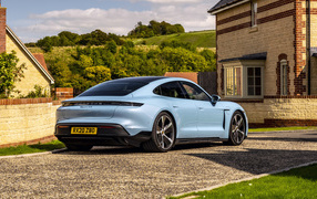 Автомобиль Porsche Taycan 4S 2021 года у дома