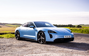 Голубой автомобиль Porsche Taycan 4S 2021 года