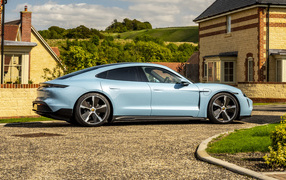 Автомобиль Porsche Taycan 4S 2021  года вид сбоку