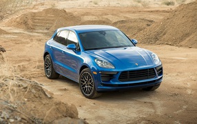 Синий автомобиль  Porsche Macan Turbo, 2020 года в карьере
