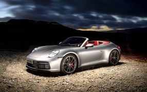 Автомобиль Porsche 911 Carrera 4S Cabriolet вечером