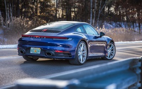 Автомобиль  Porsche 911 Carrera 4S, 2020 года вид сзади